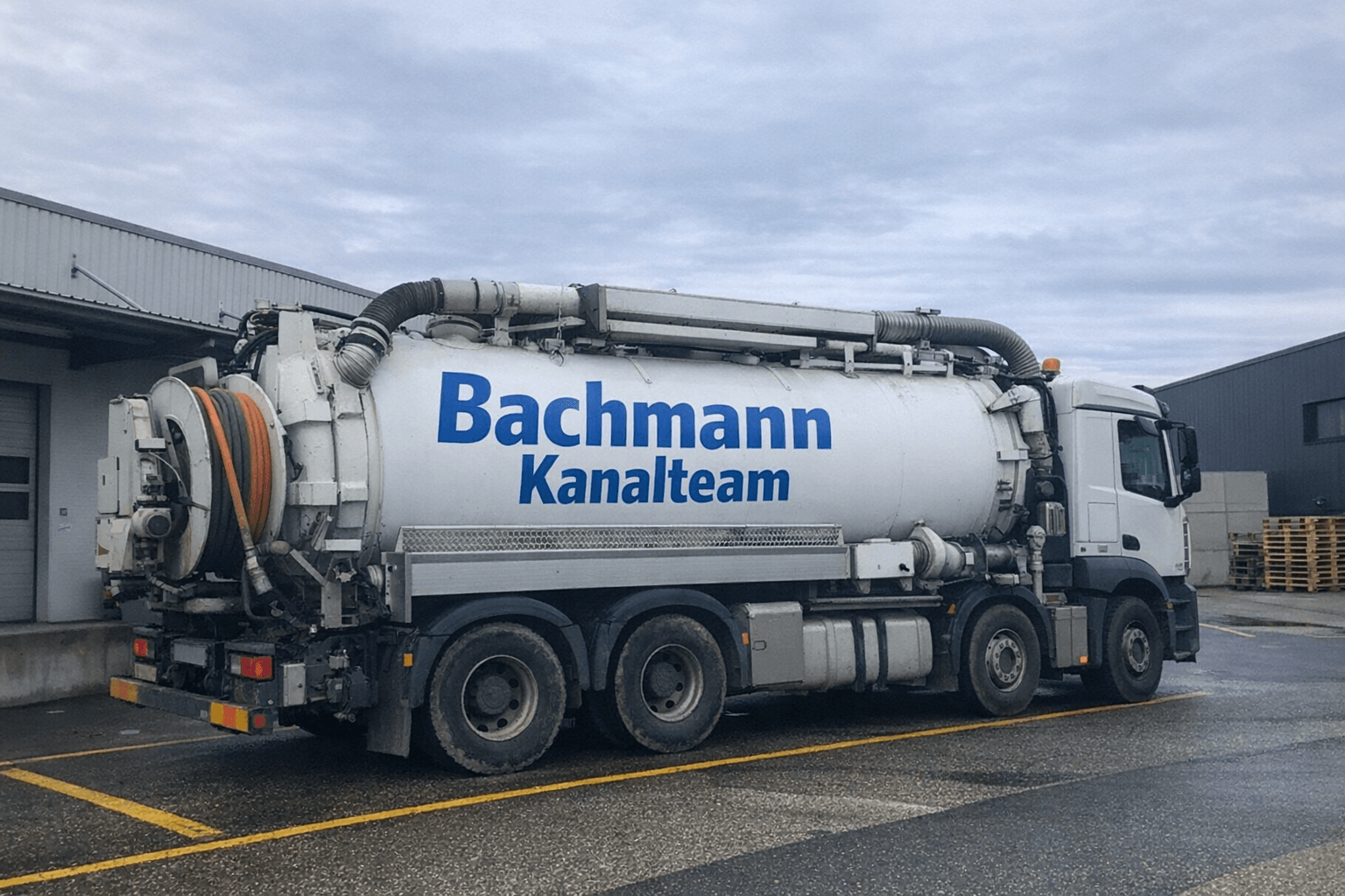 Kanalreinigung Spezialfahrzeug im Einsatz bei Nacht